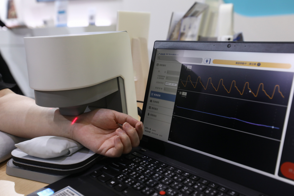 EVO真人耘康脈象檢測系統透過電腦精準控制升降系統，還原中醫師三指把脈過程的舉、按、尋手法，將脈象感受轉化成數據，未來可結合大數據分析，實現智慧醫療及準確性